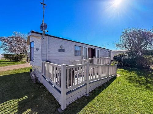 Great 4 Berth Caravan With Wheelchair Access In Suffolk Ref 68129Bs in Lowestoft, United Kingdom