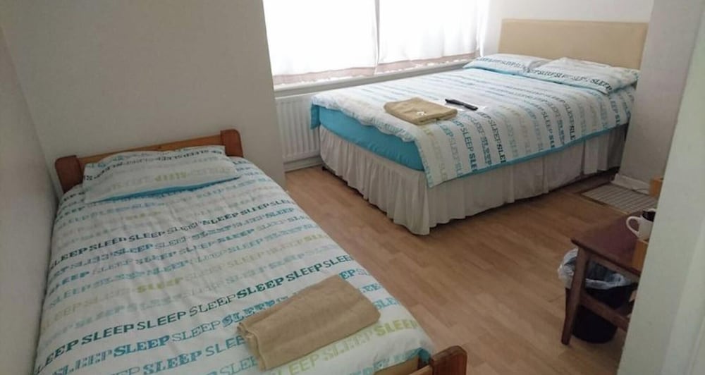 Family Room Sleeps 3 with 1 double and 1 single bed Ground Floor Private shower — hotel in Hayes