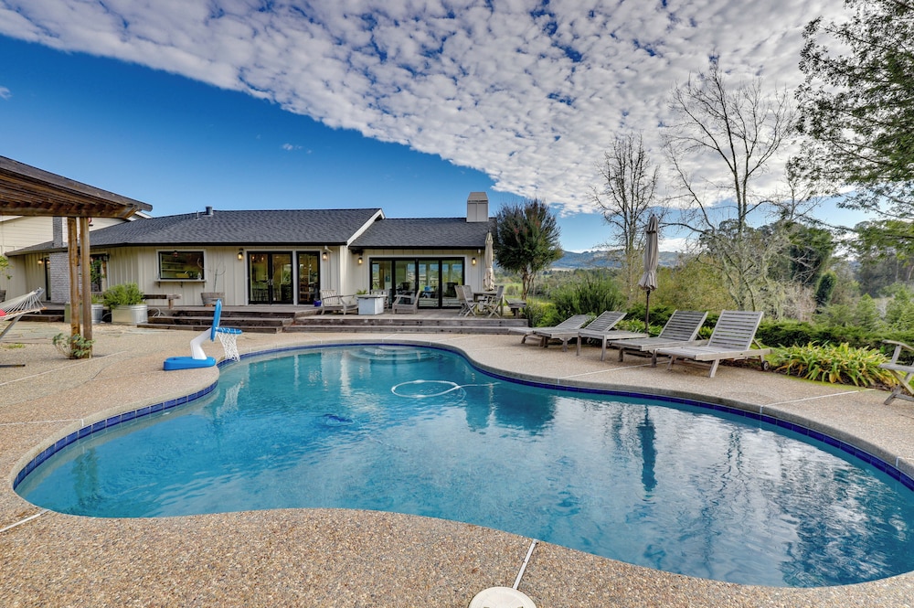 Tranquil Santa Rosa Home with Private Pool and Views — 4-Star Luxury Hotel in Santa Rosa, United States