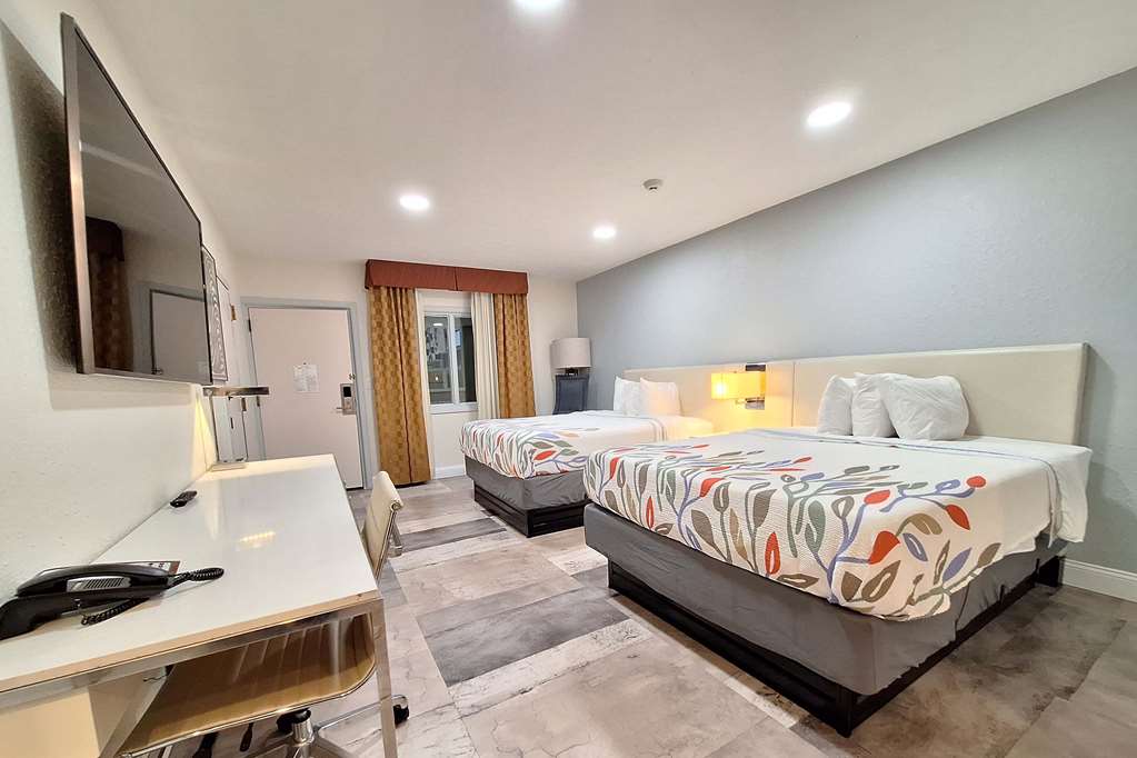 Travelodge by Wyndham Indianapolis Speedway - photo 14