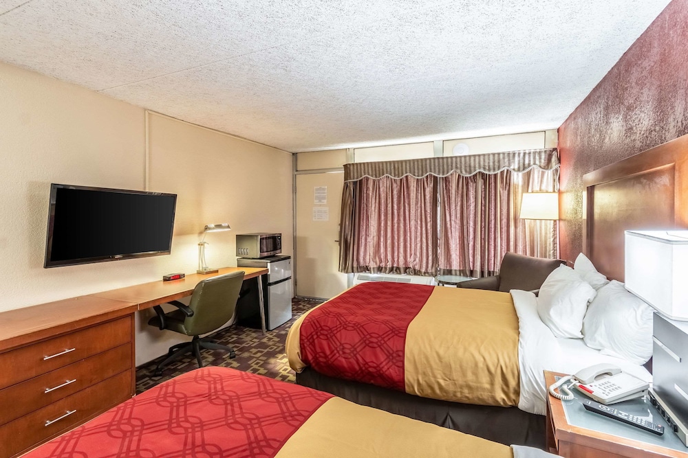 Econo Lodge - photo 12