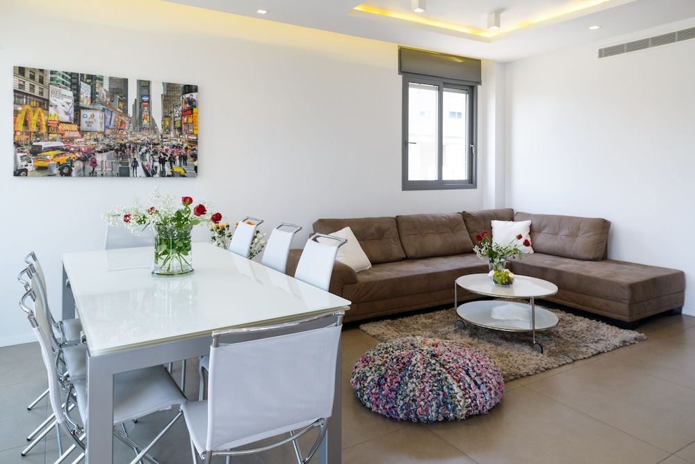 Comfort 3BR & Balcony by FeelHome Tel Aviv — 4-Star Luxury Hotel in Tel Aviv, Israel