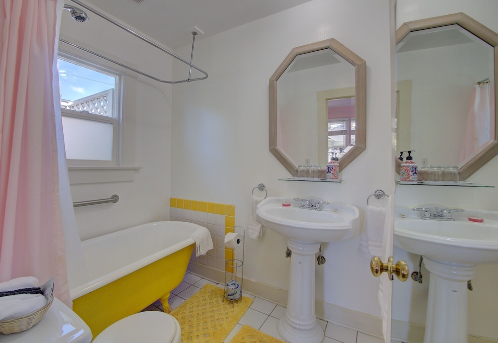 Secret Garden Inn and Cottages - photo 112