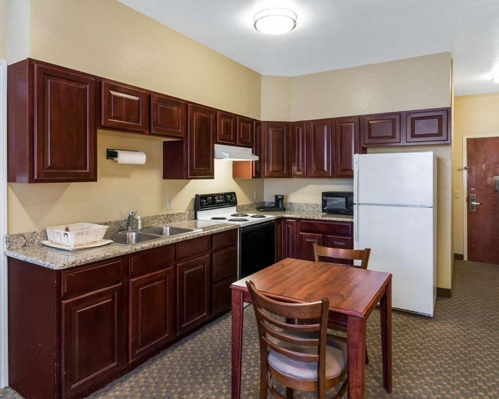 Quality Suites Midland North Loop 250 - photo 12