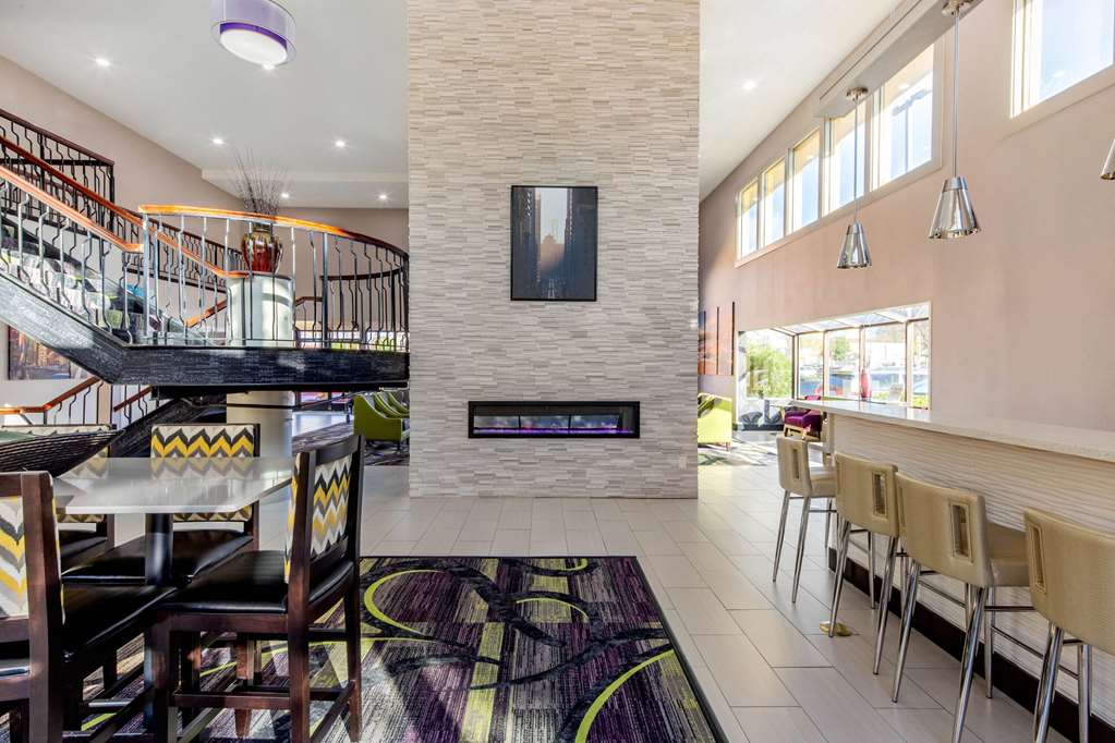 La Quinta Inn & Suites by Wyndham Oakland Hayward - photo 25
