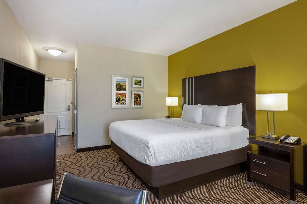 La Quinta Inn & Suites by Wyndham Artesia - photo 36