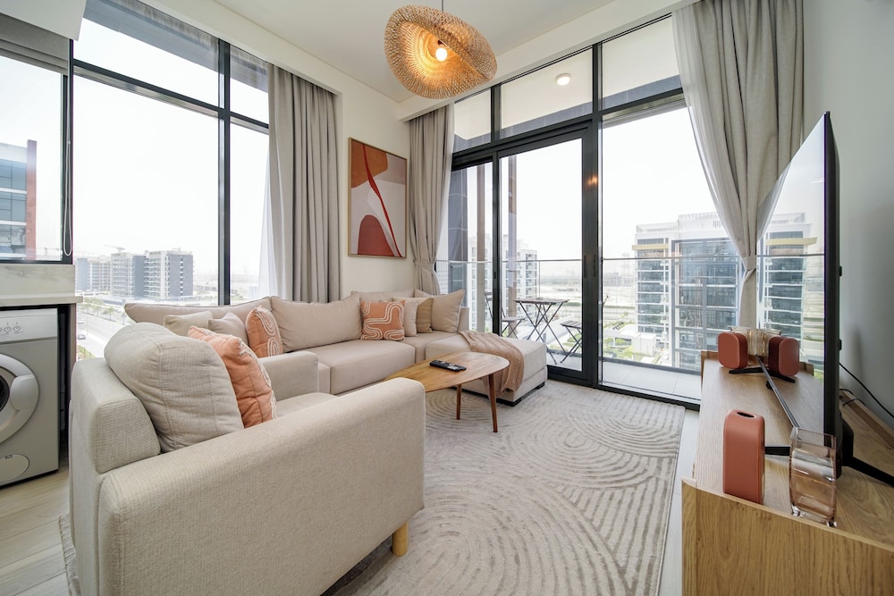 PVH Stylish 1BR Near Dubai Mall Azizi Riviera — 4-Star Luxury Hotel in Dubai, United Arab Emirates