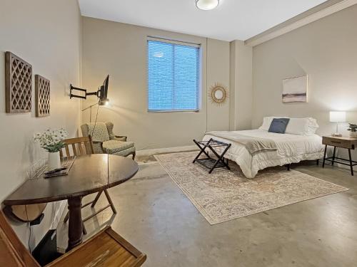 Modern Industrial Apartment with Skywalk — 4-Star Luxury Hotel in Des Moines, United States
