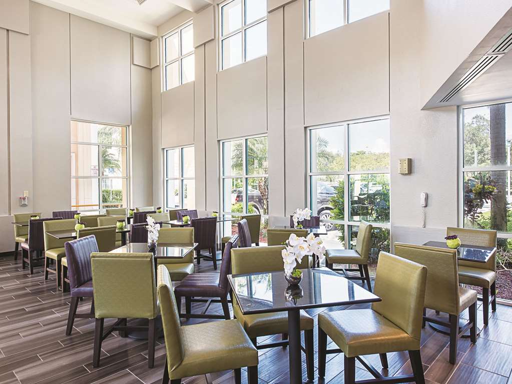 La Quinta Inn & Suites by Wyndham Plantation at SW 6th St - photo 32