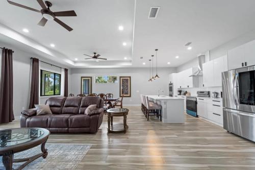 Tranquil Brand New Central Location Lake Front — hotel in Rotonda West