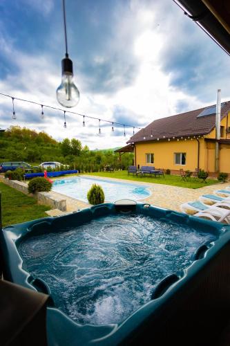 David House Piscina Incalzita Si Jacuzzi — 4-Star Luxury Hotel in Pietrari, Romania