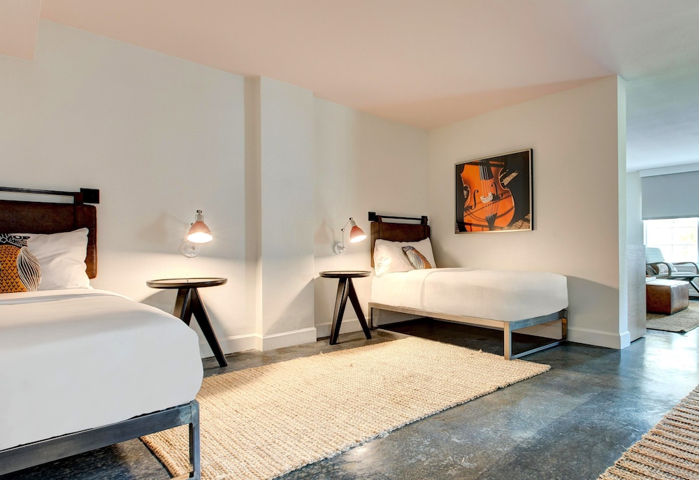 Elwood Hotel & Suites - photo 15