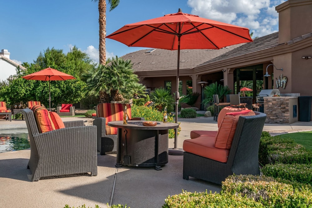Preston by Avantstay 6BR Desert Oasis w Basketball Court Pool & Hot Tub - photo 30