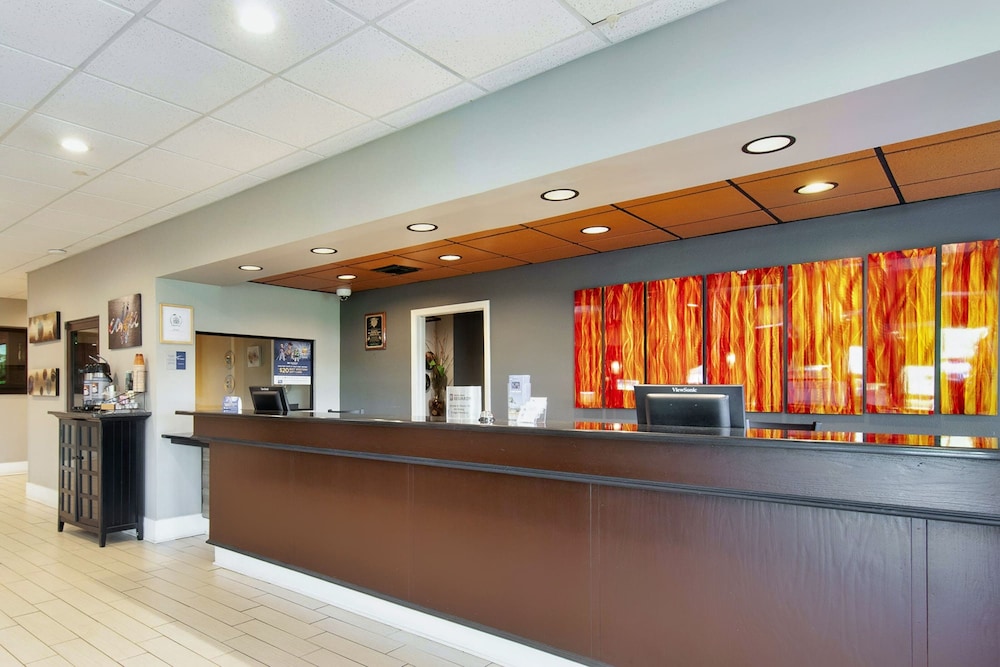 Days Inn & Suites by Wyndham Johnson City - photo 2