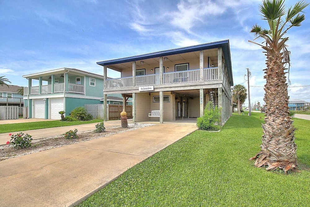 Spacious & Pet Friendly Game Room Sleeps 10 — 4-Star Luxury Hotel in Port Aransas, United States