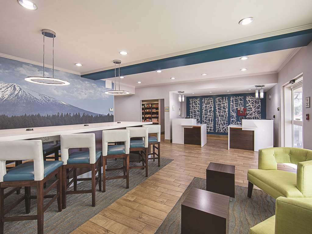 La Quinta Inn & Suites by Wyndham Central Point Medford - photo 9