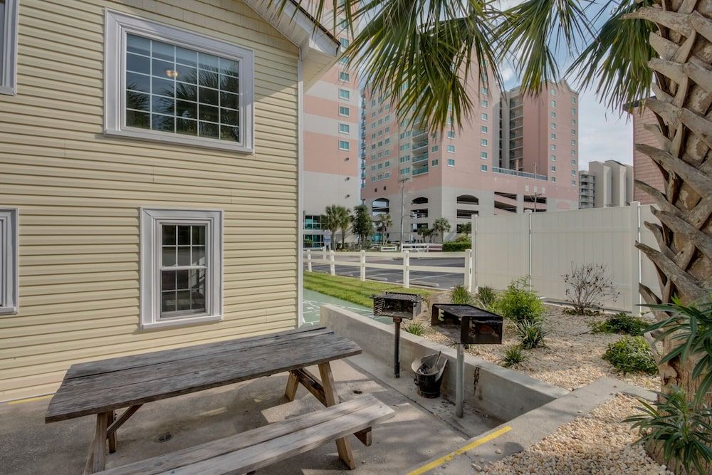 Ocean Pearl 2nd Row Beach House Crescent Beach — 4-Star Luxury Hotel in Myrtle Beach, United States