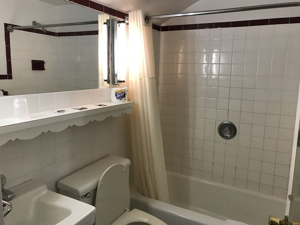 Relax Inn Altoona - photo 63