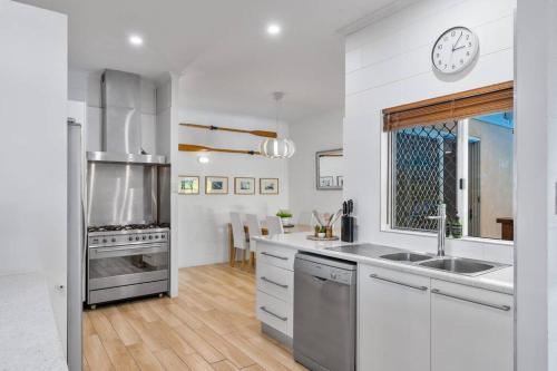 Trinity Beach Family Getaway 4BR Sleeps 10 Pool — Trinity Beach — photo 4