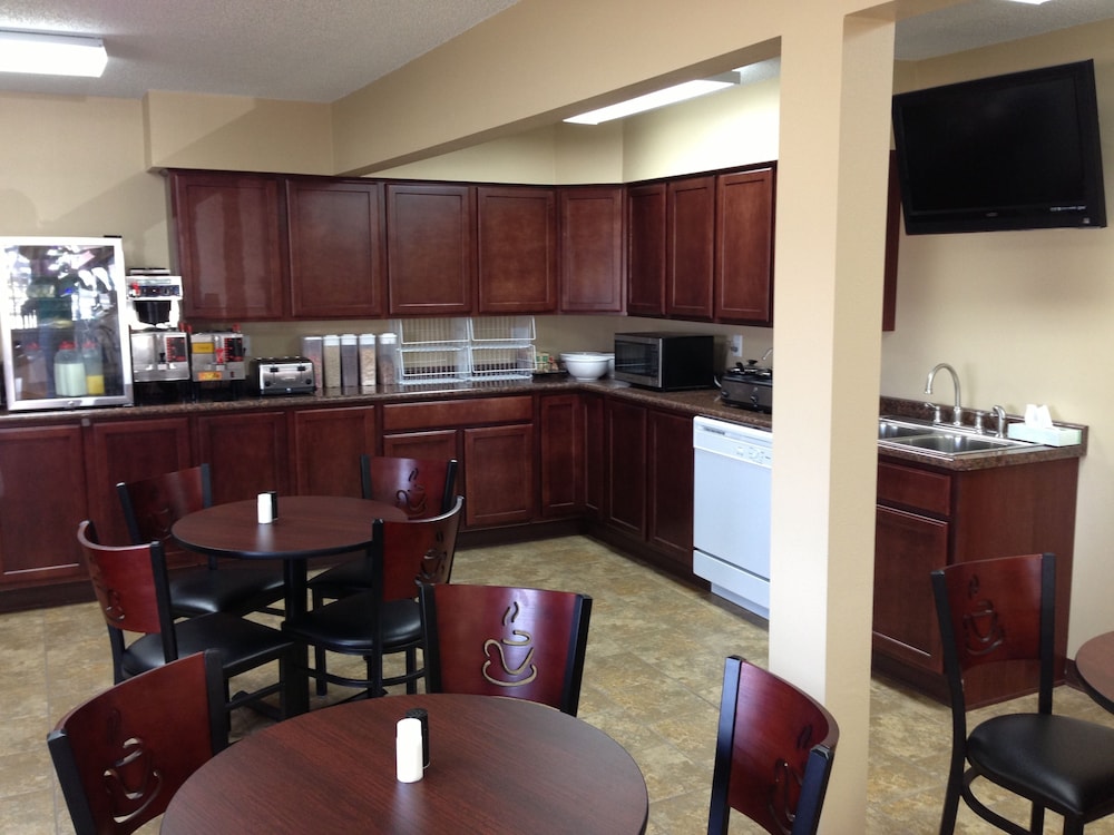 New Victorian Inn and Suites - photo 26