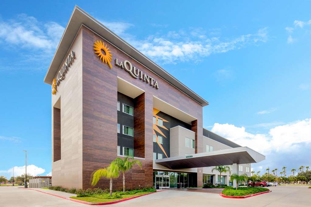 La Quinta Inn & Suites by Wyndham McAllen Convention Center - featured photo