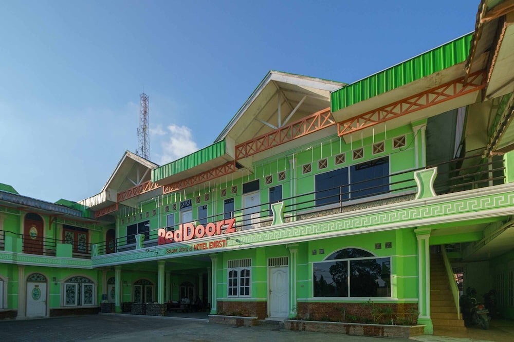 RedDoorz Syariah Hotel Enasti Berastagi in Berastagi, Indonesia