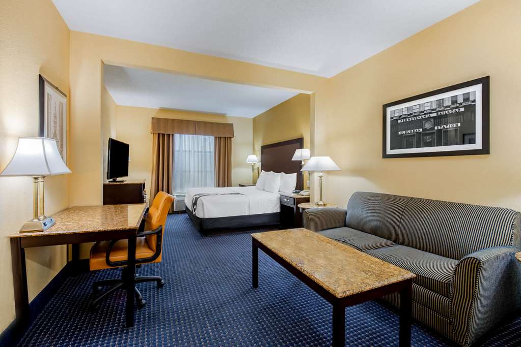 La Quinta Inn & Suites by Wyndham Mt. Laurel Philadelphia - photo 46