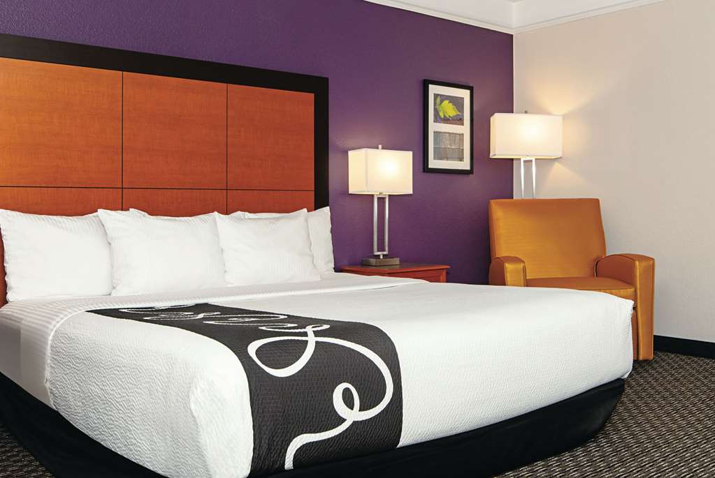 La Quinta Inn & Suites by Wyndham Ontario Airport - photo 36