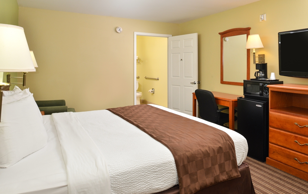 Americas Best Value Inn & Suites University Ave - photo 7