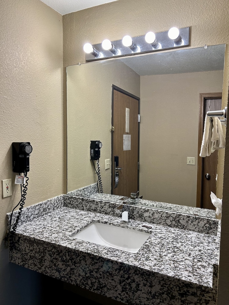 Super 8 by Wyndham Platte City Kansas City Area Airport - photo 10