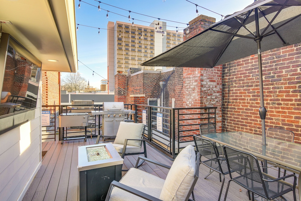 Stylish Dtwn Knoxville Condo w Rooftop Deck — 4-Star Luxury Hotel in Knoxville, United States
