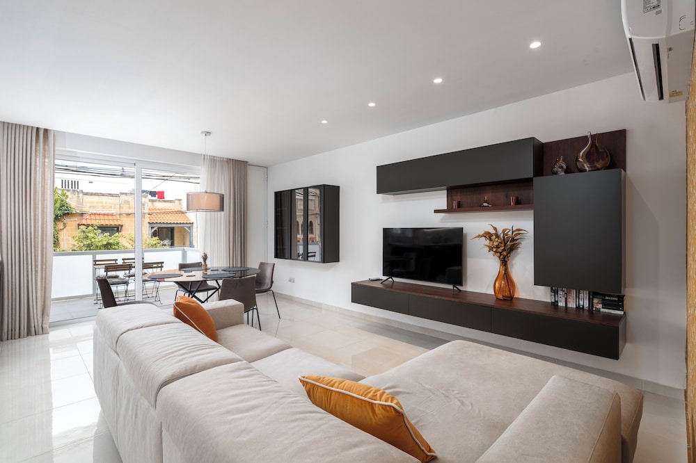 Modern 3BR Stylish Apartment with large Balcony Close to St Julians and St Georges Bay — 4-Star Luxury Hotel in Swieqi, Malta