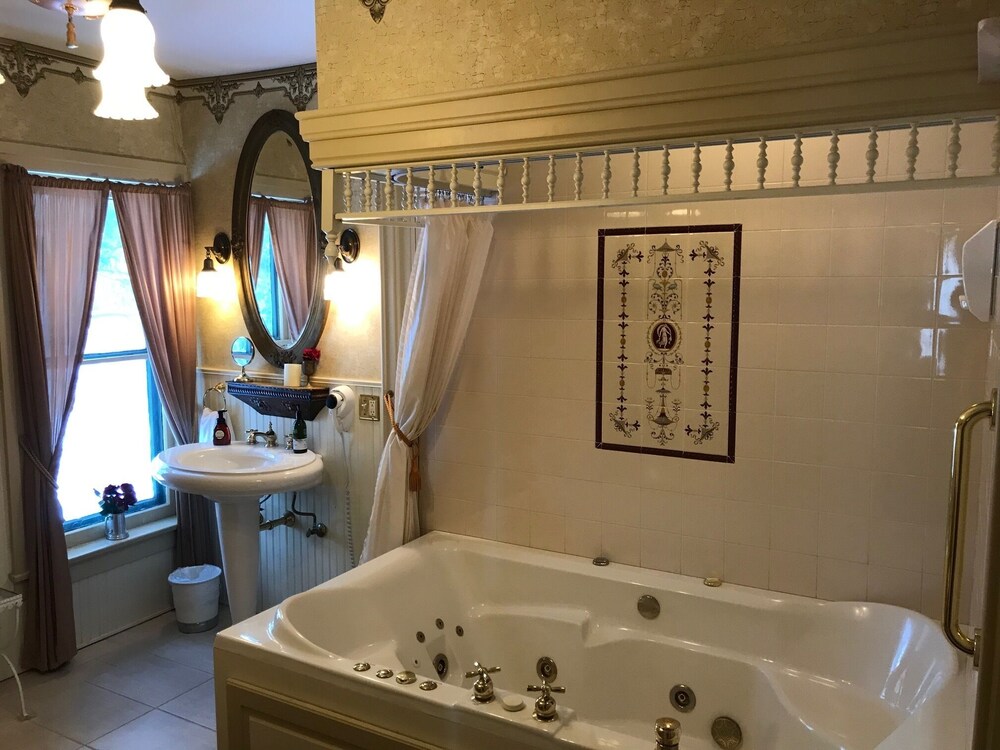 Iron Amethyst Inn Boutique Hotel - photo 20