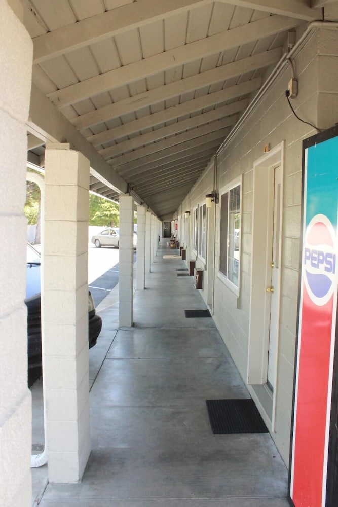 Budget Inn Yreka - photo 38