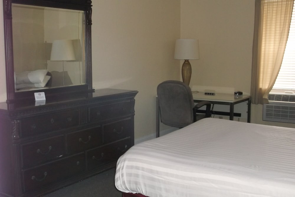 Days Inn & Suites by Wyndham Lake Okeechobee - photo 15