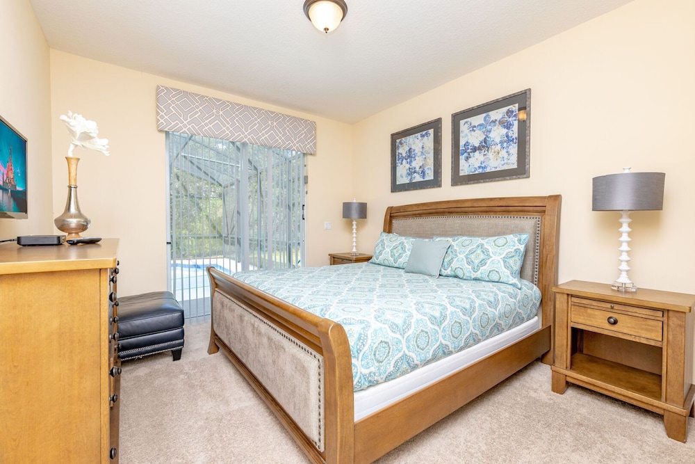 Newly Remodeled 1 story 5 Bed 5 Bath with Pvt Pool Spa And Game Room - photo 5