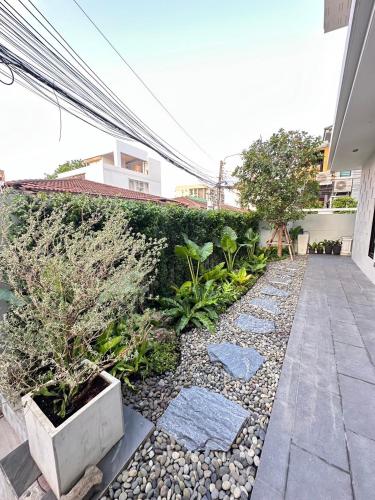 House40 MRT Ratchadaphisek — Bangkok — photo 5