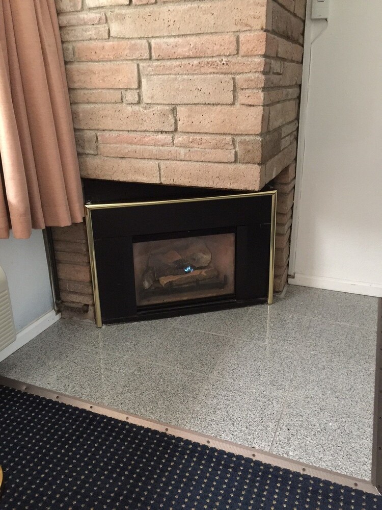 Econo Lodge - photo 17