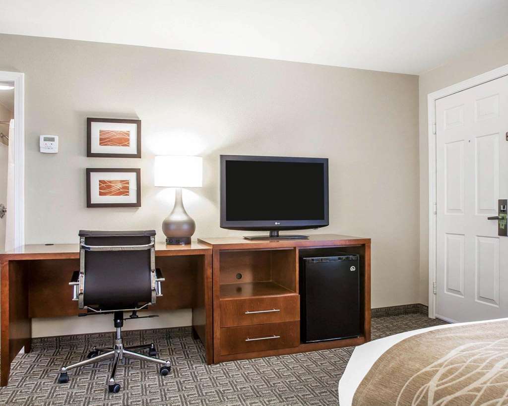 Comfort Inn & Suites Sturbridge Brimfield - photo 11