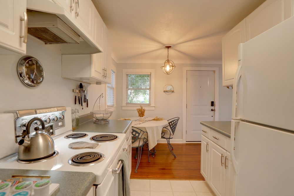 St Petersburg Vacation Rental Home w Pergola - photo 7