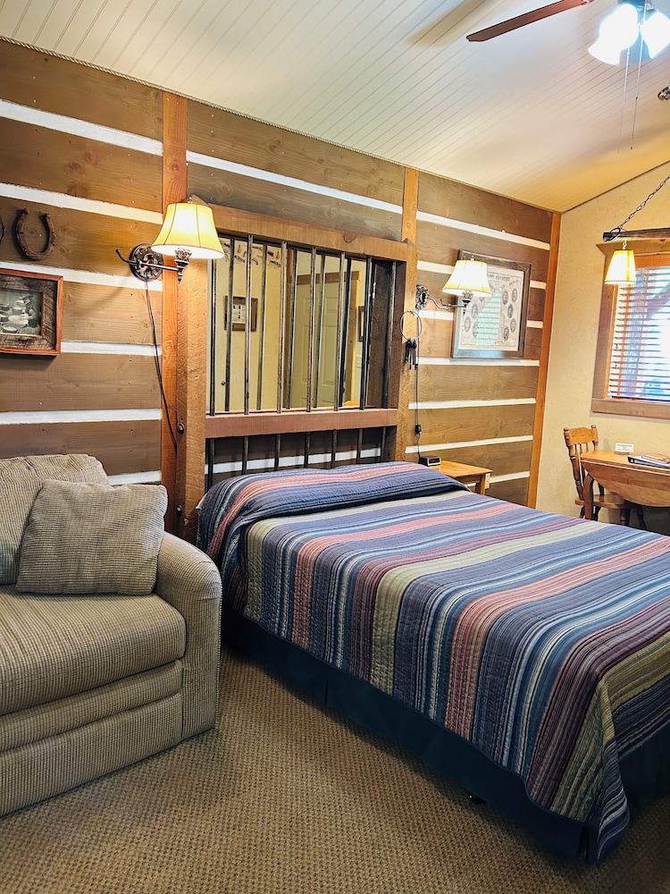 Moore's Old Pine Inn - photo 20
