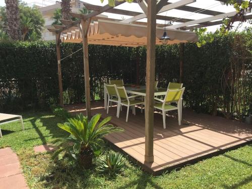 Agradable adosado con piscina y jardín — hotel in Canet D'en Berenguer