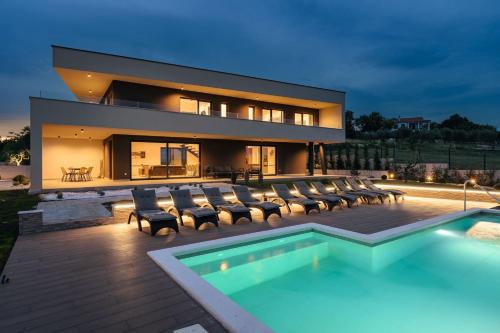 Villa de la Vie with Heated Swimming Pool — 4-Star Luxury Hotel in Rasa, Croatia