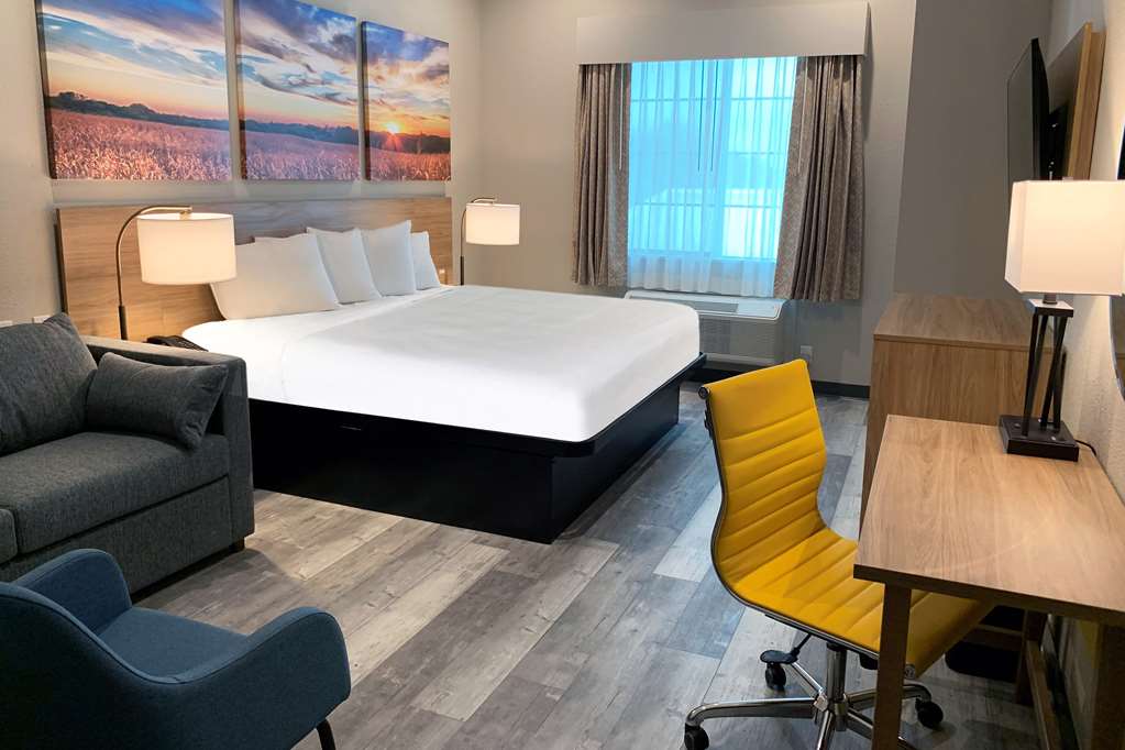 Days Inn & Suites by Wyndham Greater Tomball - photo 12