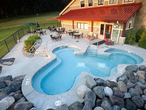 Golf 27 holes Family Solo Eco Resort Wisconsin Dells 10 minutes Ski & Tubing 2 Bedroom Suites Full Kitchen Living Room Patio — 4-Star Luxury Hotel in Wisconsin Dells, United States