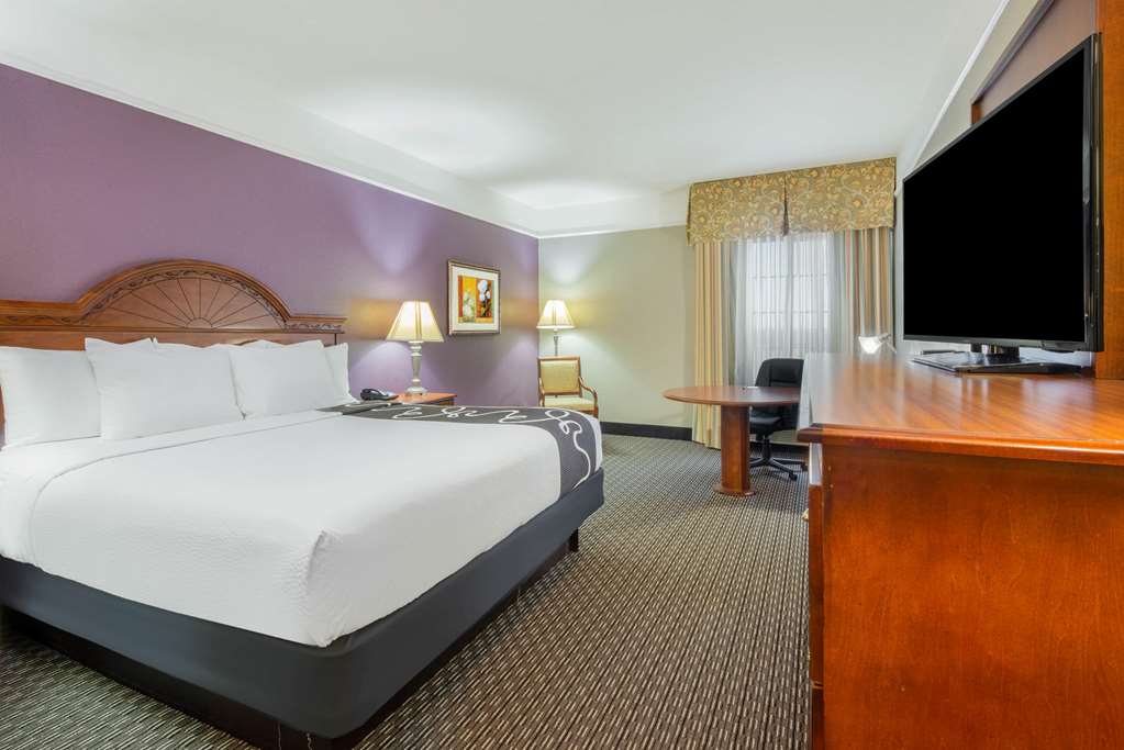 La Quinta Inn & Suites by Wyndham Gainesville - photo 11