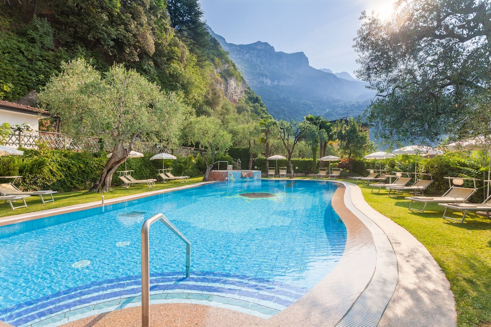 Hotel Continental TonelliHotels — 4-Star Luxury Hotel in Nago-Torbole, Italy