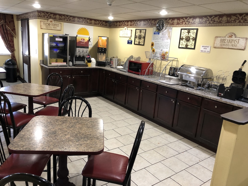 Days Inn & Suites by Wyndham Youngstown Girard Ohio - photo 27