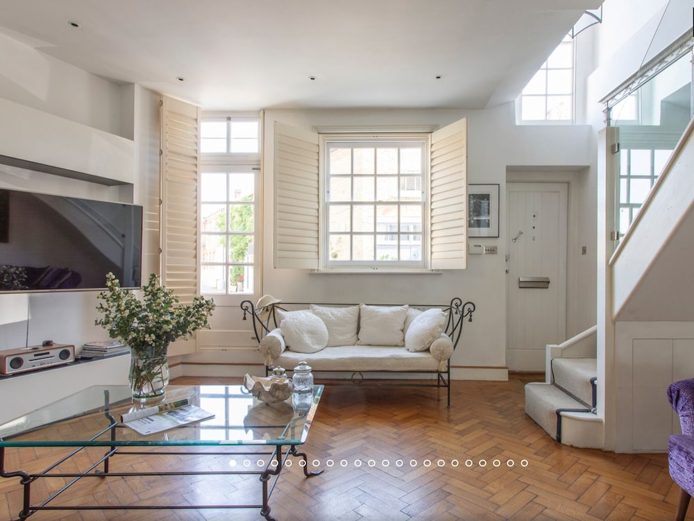 3 Bedroom Mews House with Optional Parking — 4-Star Luxury Hotel in London, United Kingdom