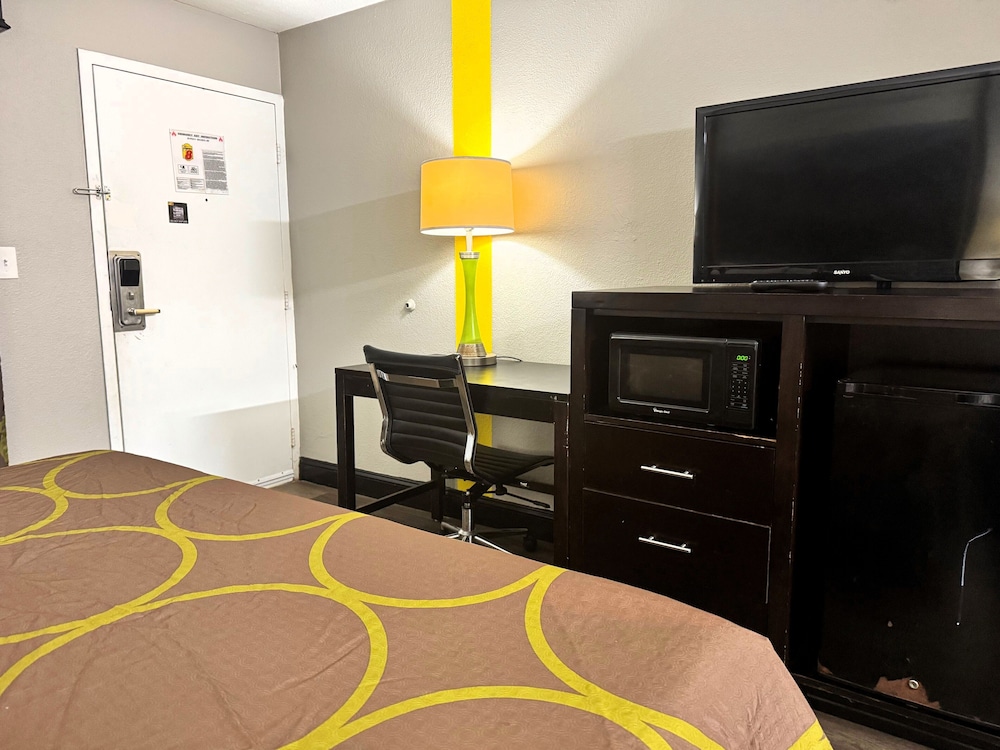 Super 8 by Wyndham Tupelo Airport - photo 8